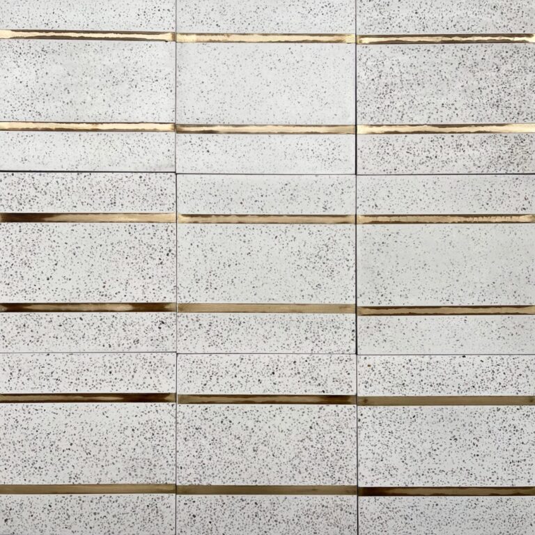 cementgolv i vitt med terazzo och inlägg av mässing