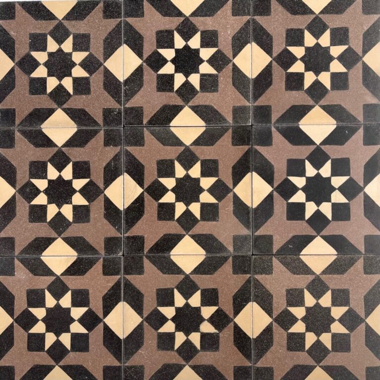 mönstrat cementgolv i brunt,beige och svart