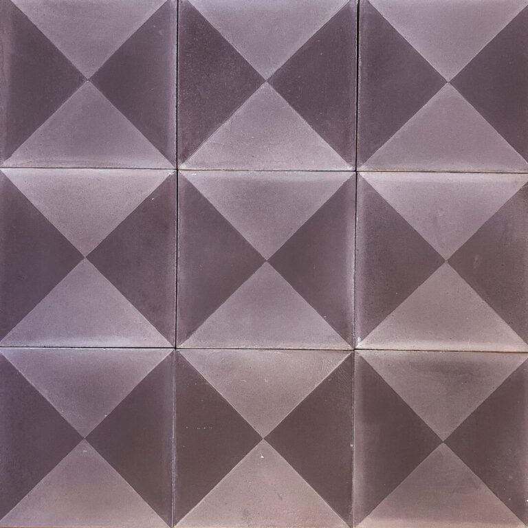 schackrutigt cementgolv i lila