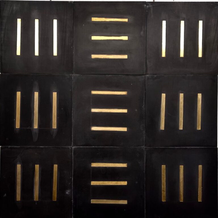 svart cementgolv med inlägg av mässing