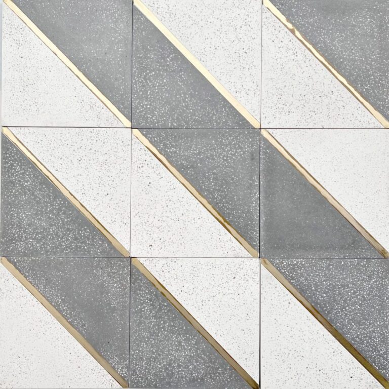 cementgolv i grått och vitt med terazzo och inlägg av mässing