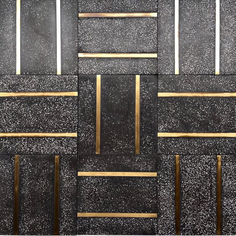 cementgolv i svart med terazzo och inlägg av mässing