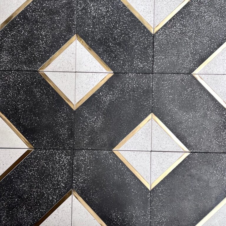 cementgolv i svart och vitt med terazzo och inlägg av mässing