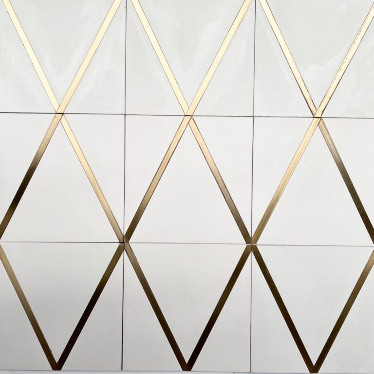 vitt cementgolv med inslag av mässing