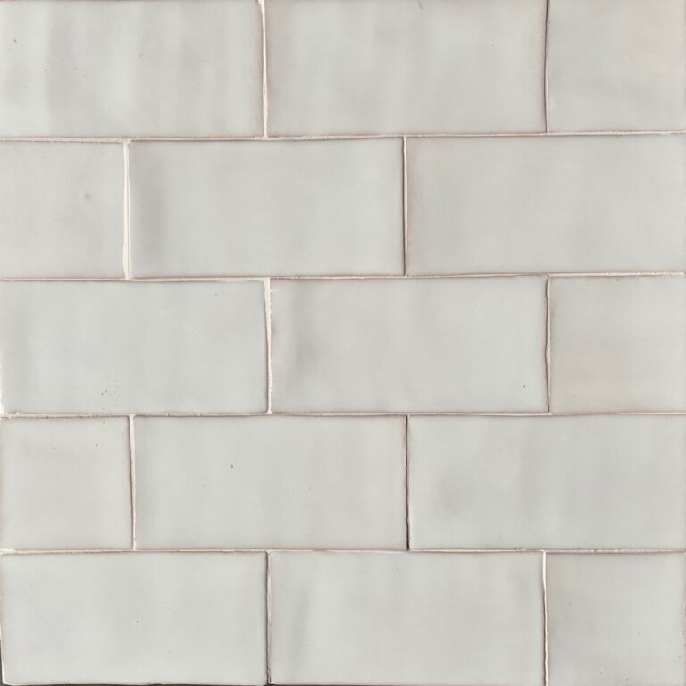 krämfärgat kakel på vägg