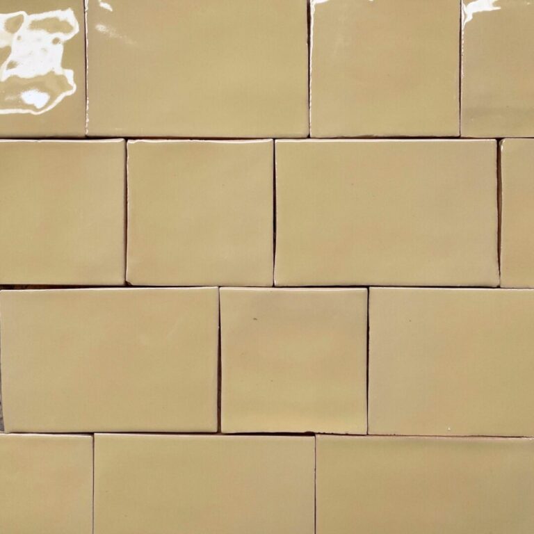 ljusgult handgjort kakel på vägg