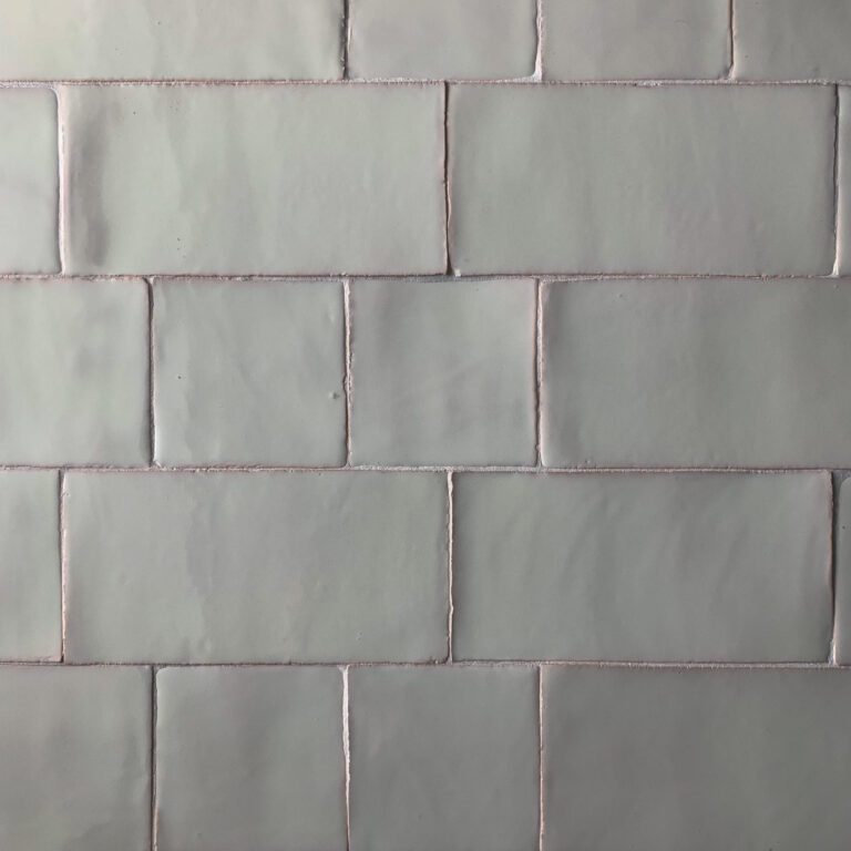 ljusgrått kakel på vägg