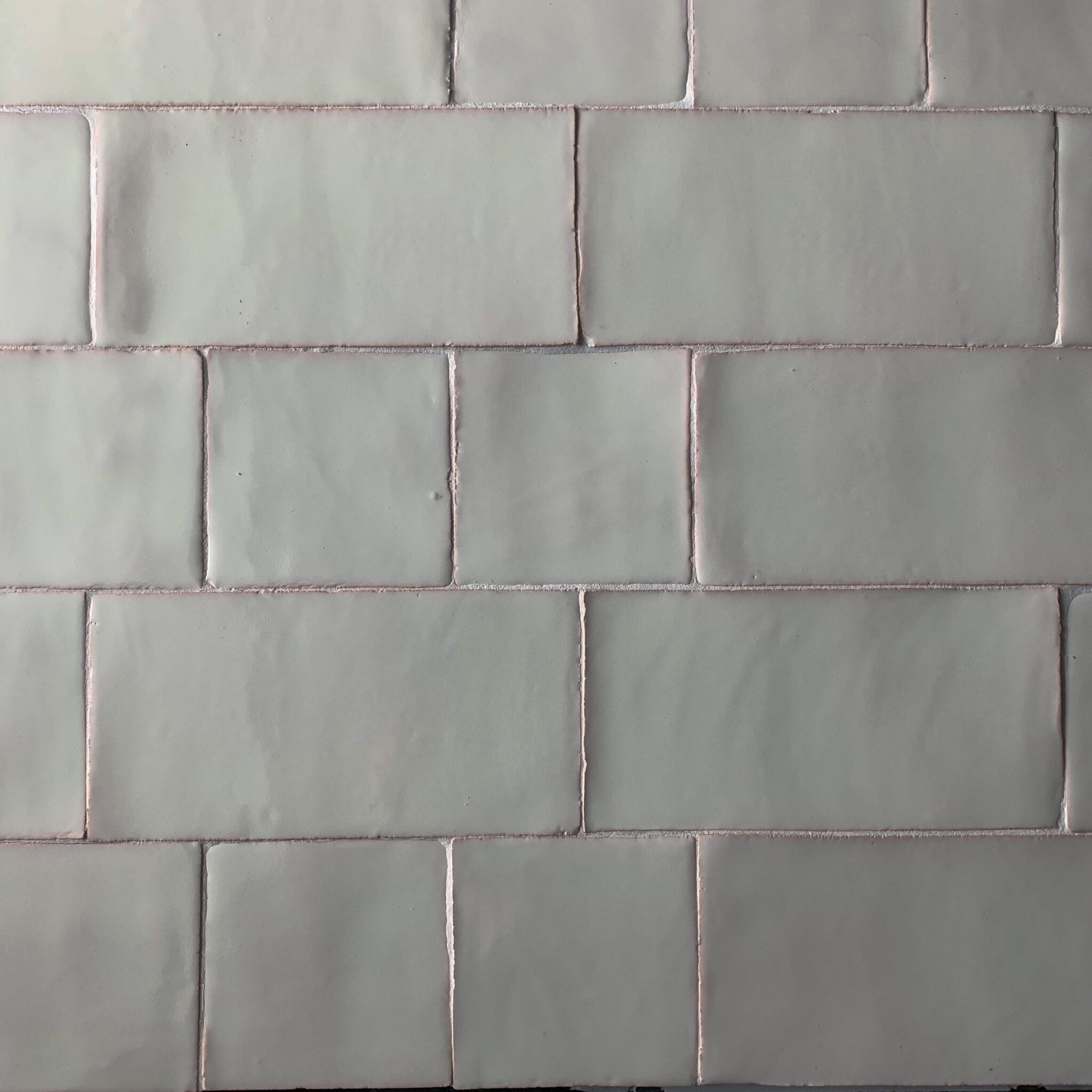 ljusgrått kakel på vägg