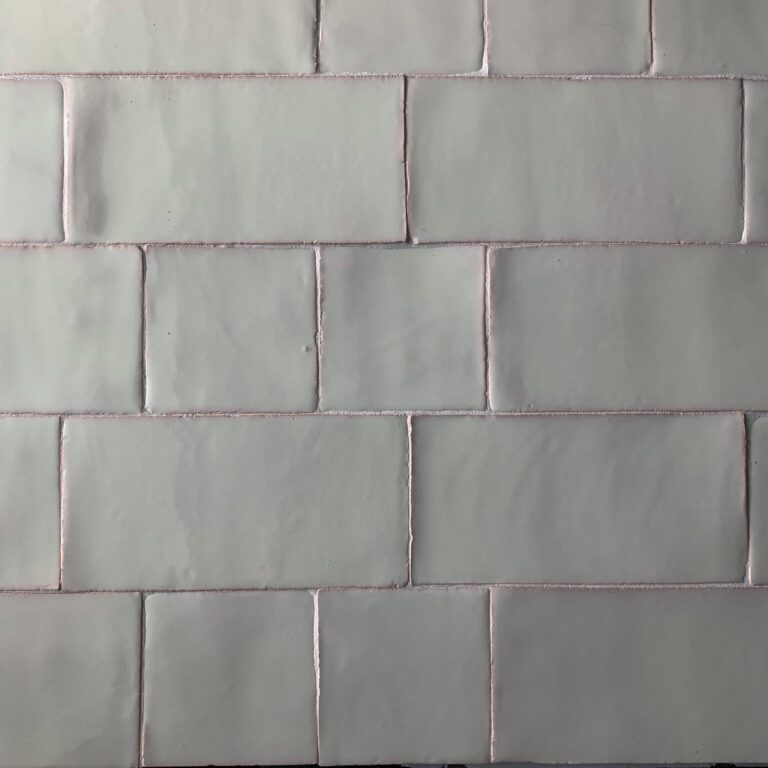 ljusgrått kakel på vägg