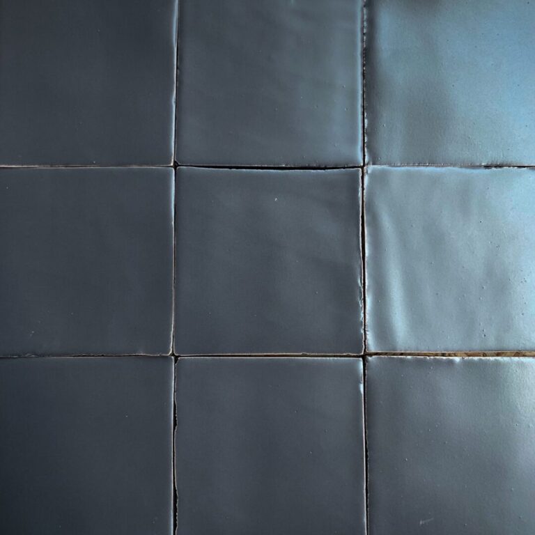 grått matt handgjort kakel på vägg