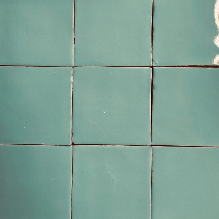 turkost kakel på vägg