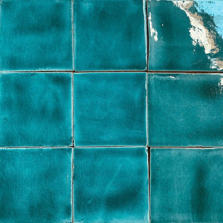 turkost handgjort kakel på vägg
