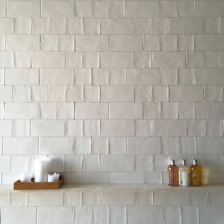 badrum med handgjort vitt matt kakel i olika storlekar