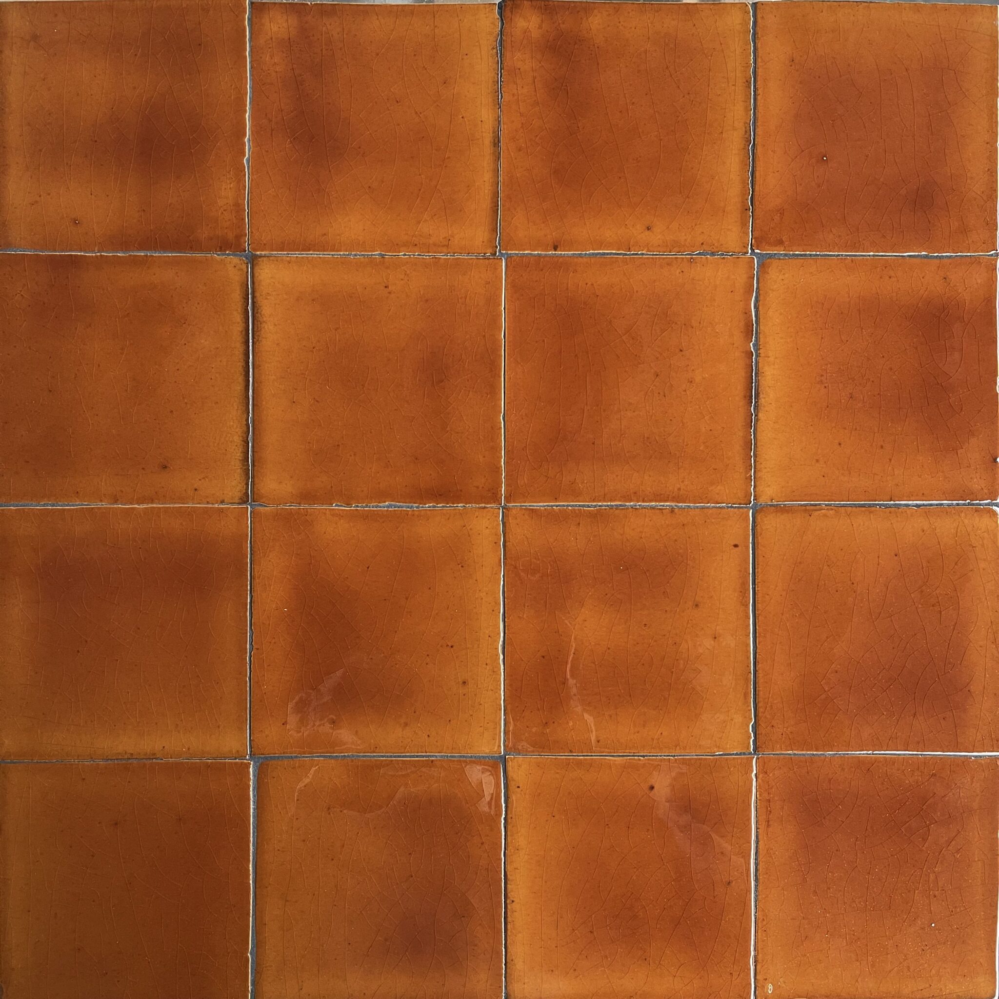 brunt handgjort brunt kakel