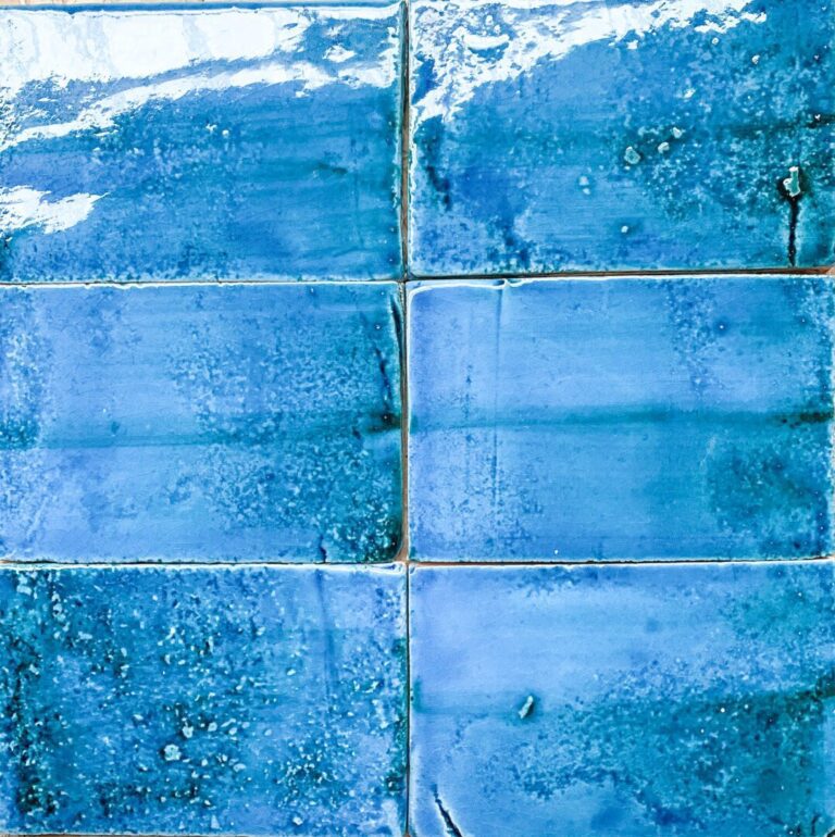 blått kakel på vägg