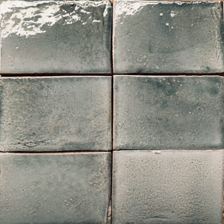 grått kakel på vägg