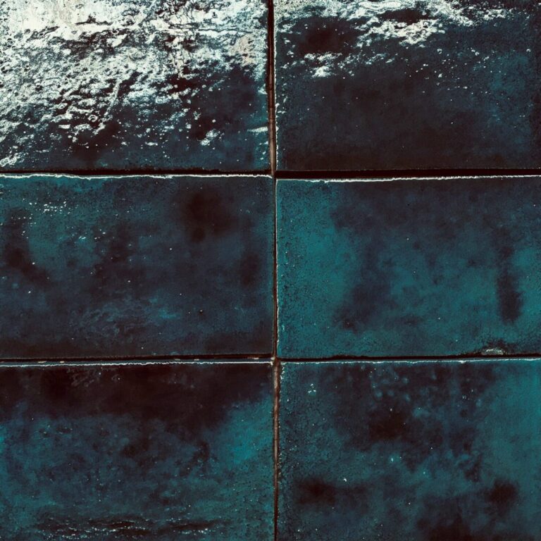 mörkblått kakel på vägg