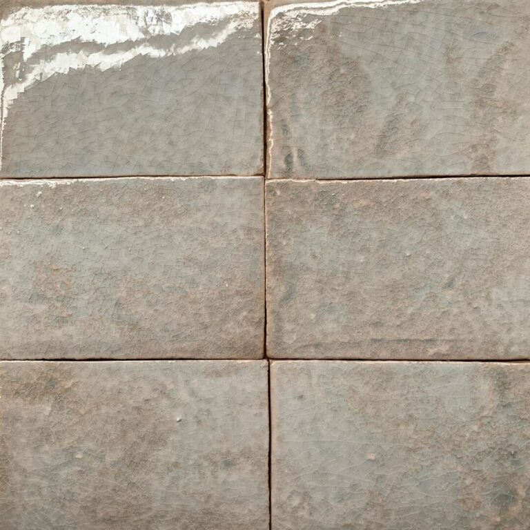 grått kakel på vägg