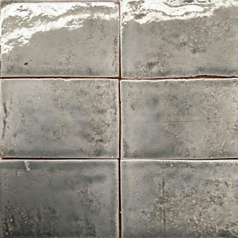 grått kakel på vägg