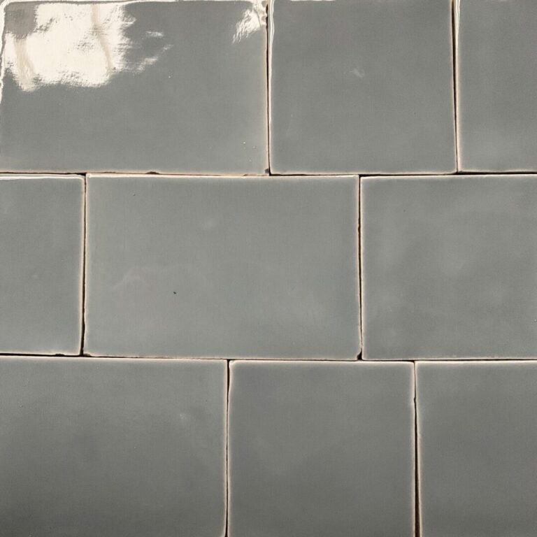 grått kakel på vägg