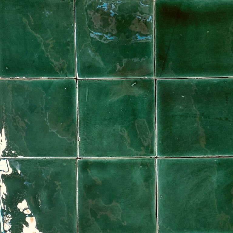 grönt handgjort kakel på vägg