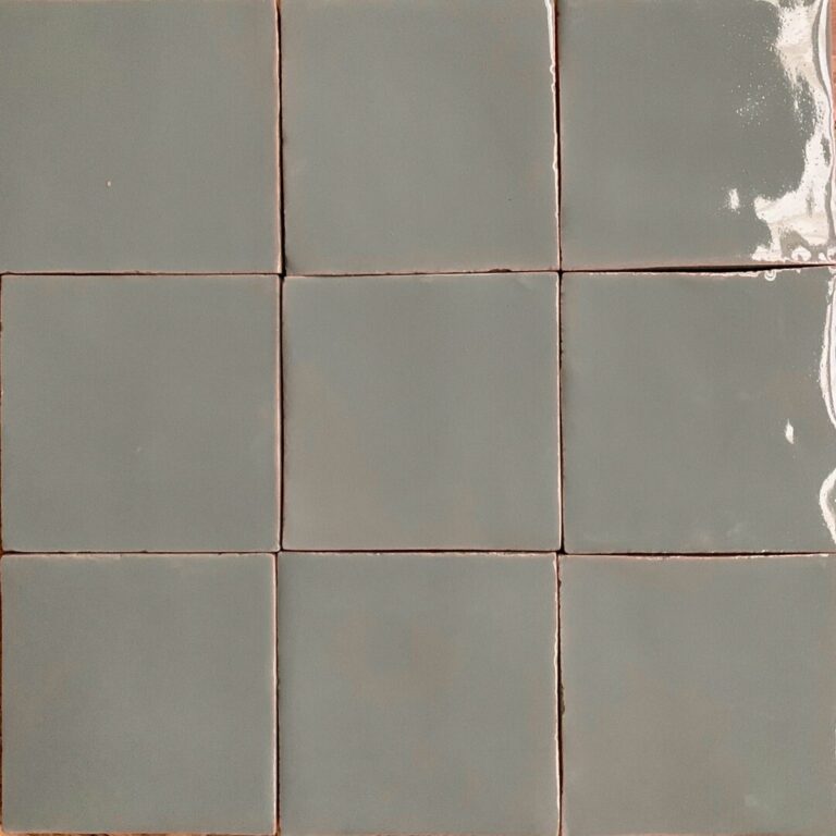 grått handgjort kakel på vägg