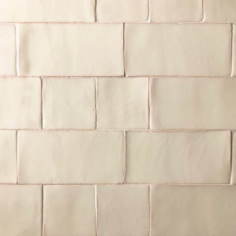 krämfärgat kakel på vägg