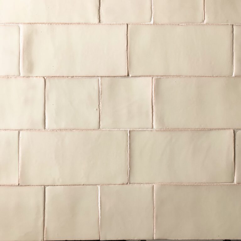 krämfärgat kakel på vägg