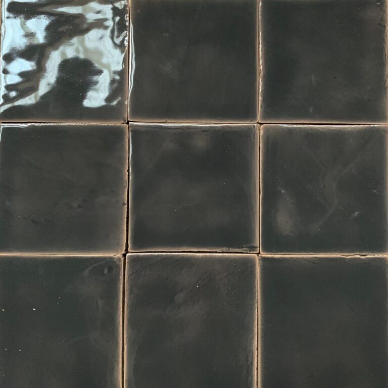 grått handgjort kakel