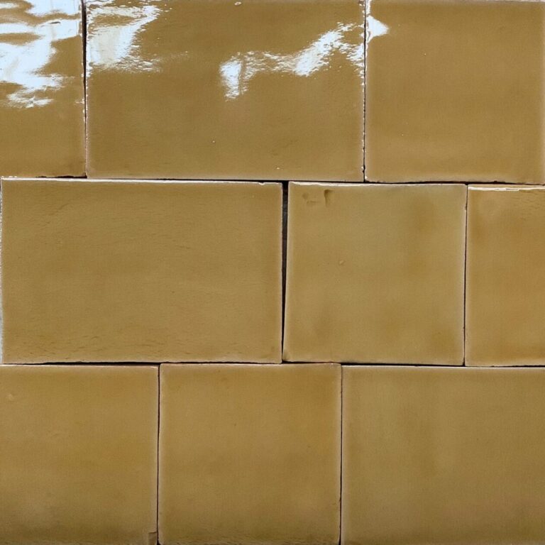 gult handgjort kakel på vägg