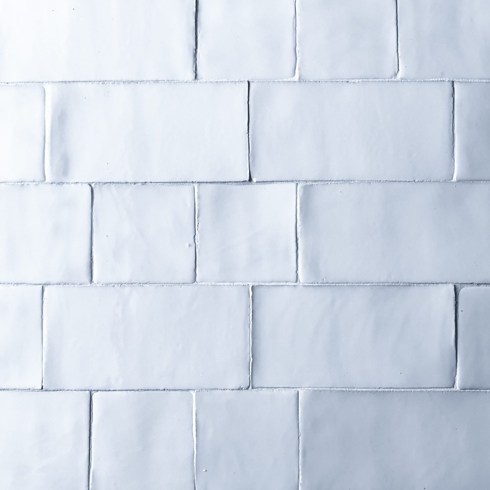 vitt kakel på vägg