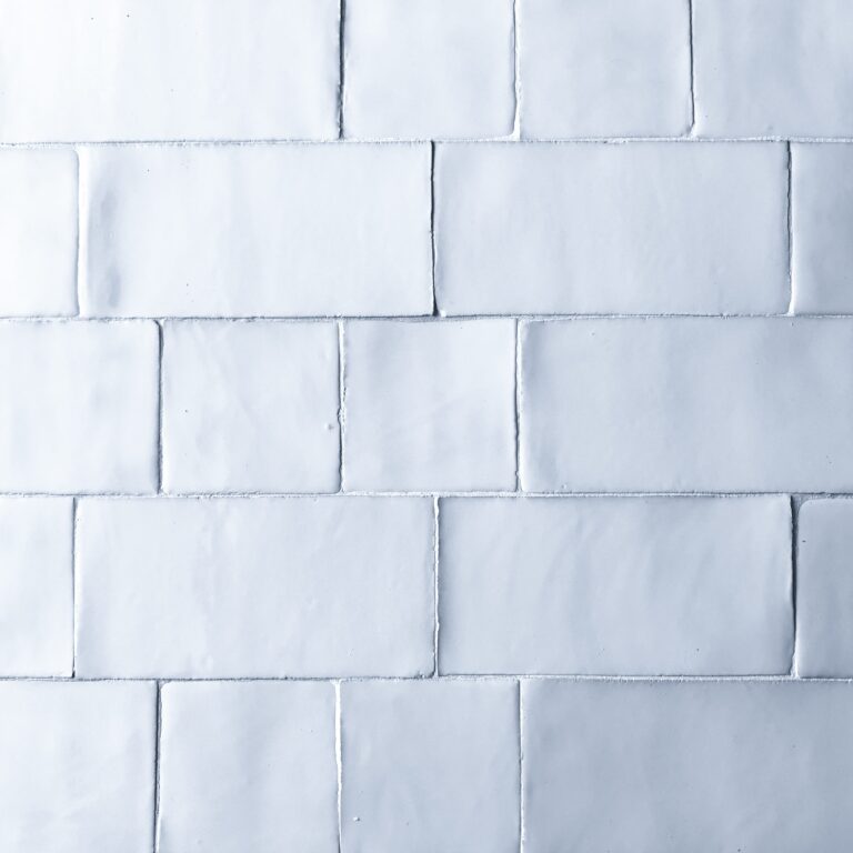 vitt kakel på vägg