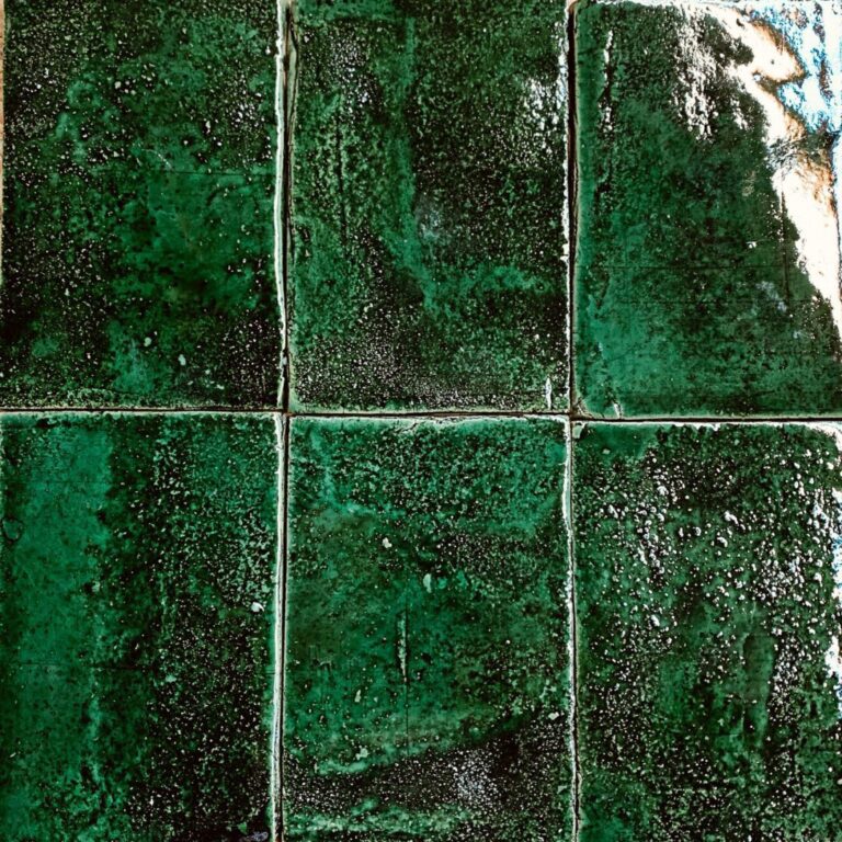 grönt kakel på vägg