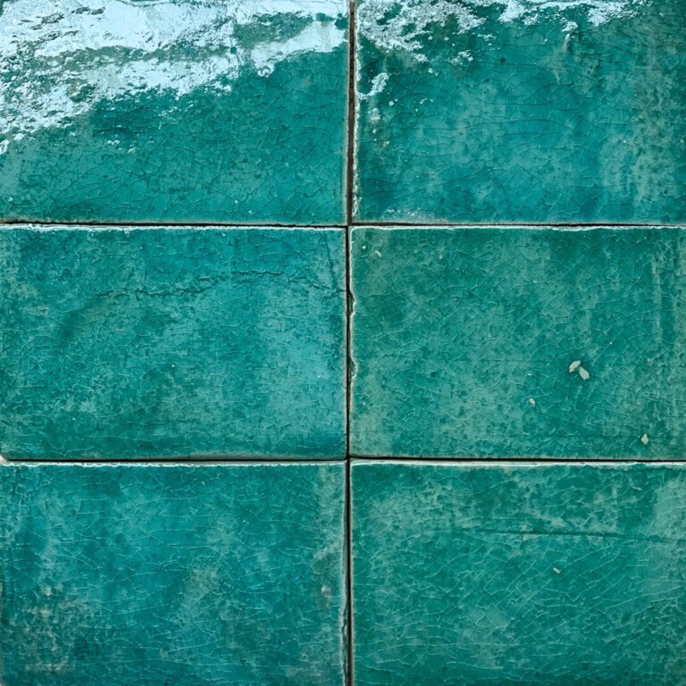 mörkt turkost kakel