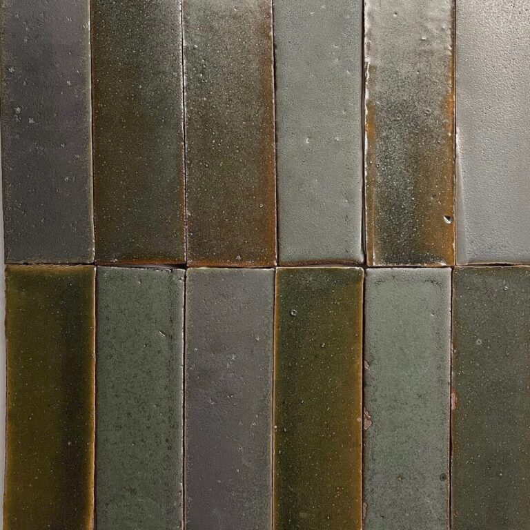 kakel som skiftar mellan turkos, grönt och brunt