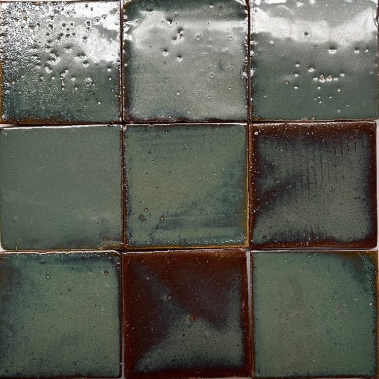 rakubränt kakel i en dov grön färg blandat med mörkbrunt