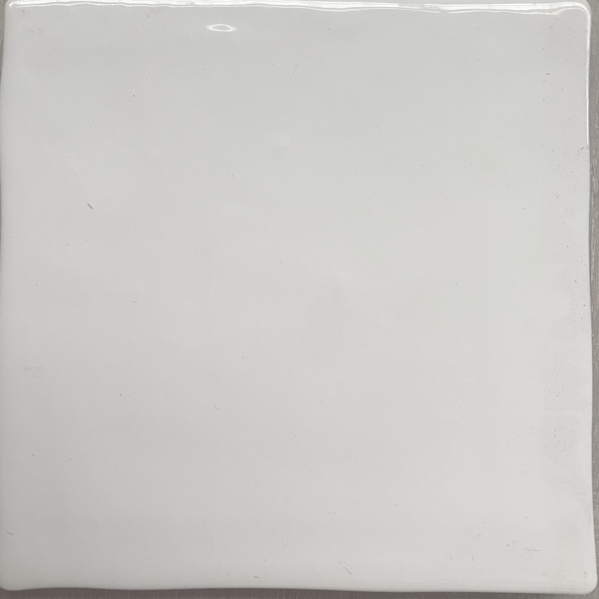 vit traditionell kakelplatta