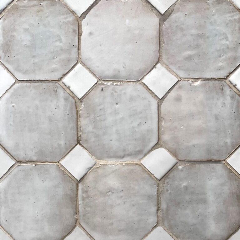 lila marockanskt zellige-kakel med vita inlägg