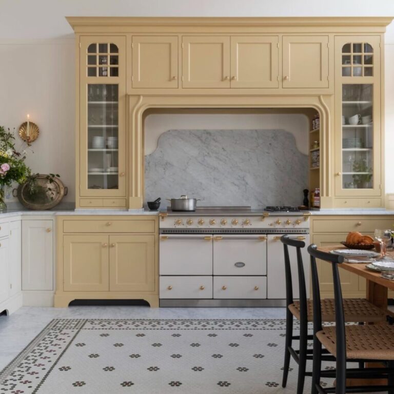 kök med keramikmosaik och carrara marmor på golv