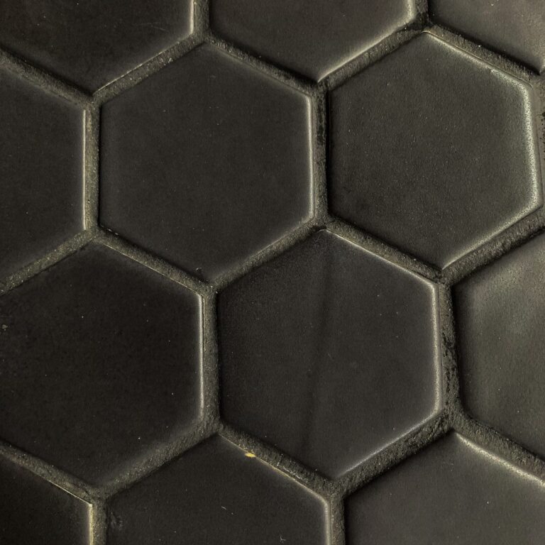 matt svart keramikmosaik i form av hexagoner