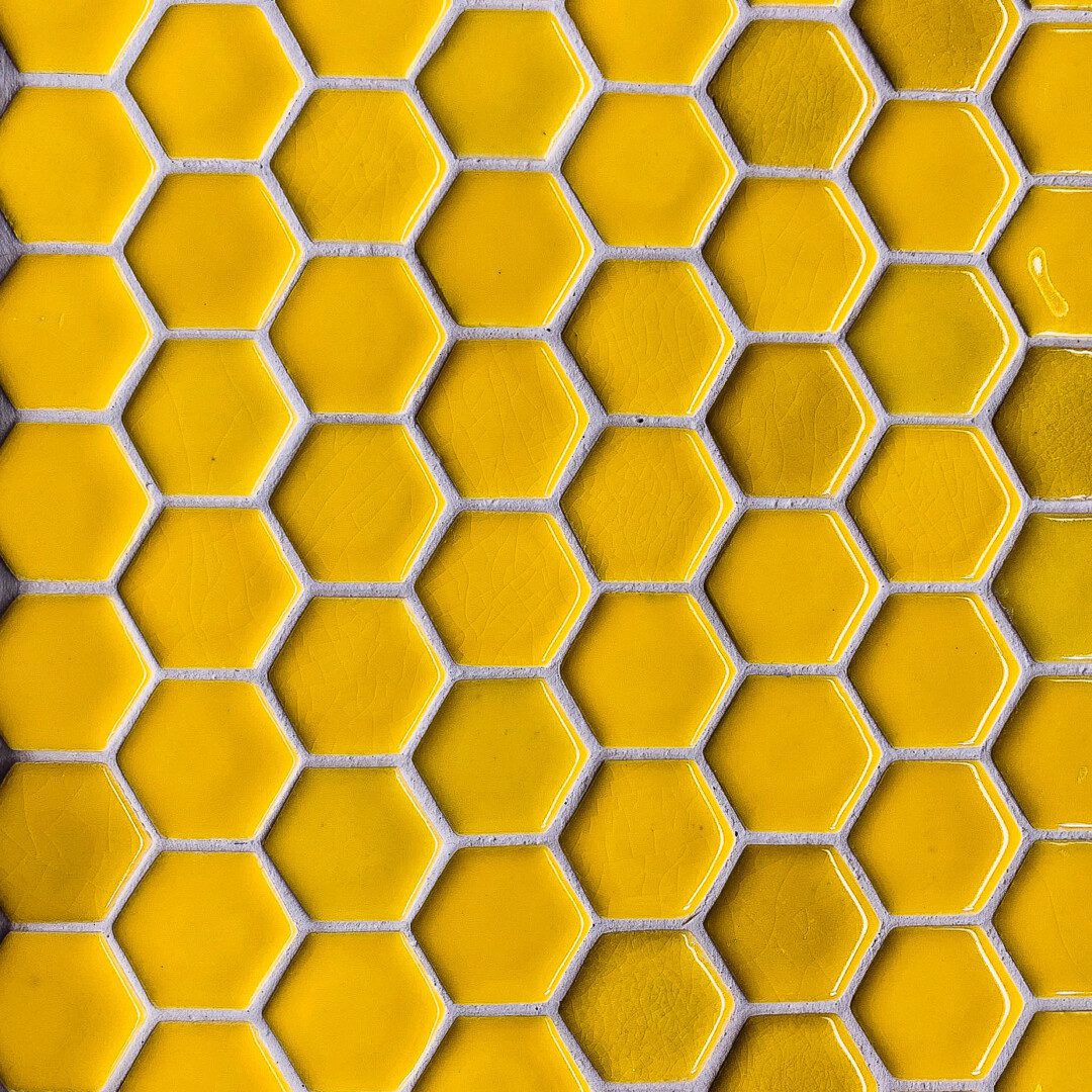 gul keramikmosaik i form av hexagoner