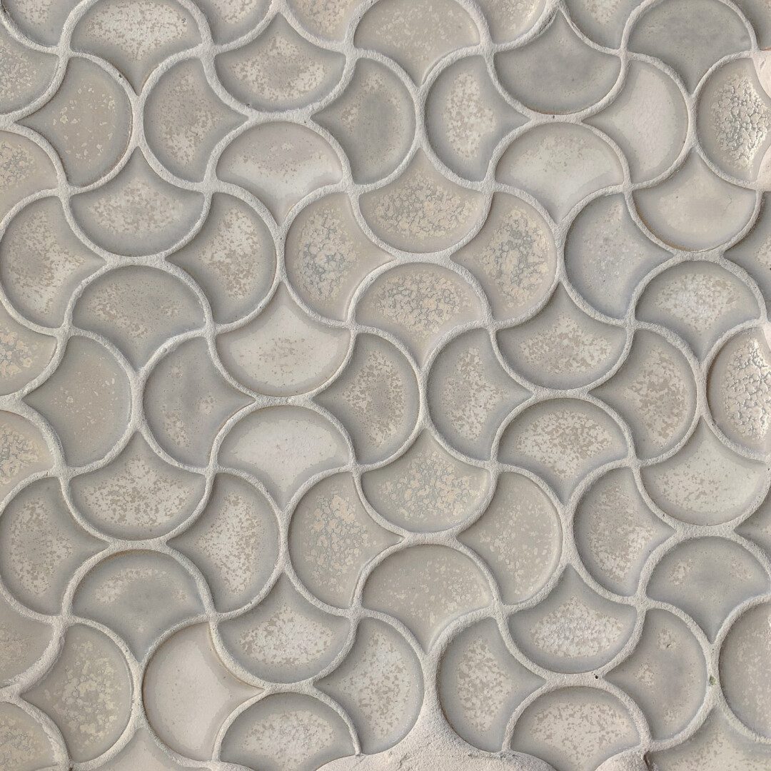 keramikmosaik med skiftningar mellan grått och kräm