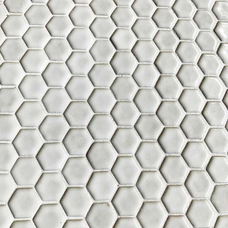 vit keramikmosaik i form av små hexagoner
