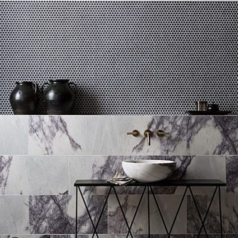 badrum med Marmor med mörklila marmorering på väggen