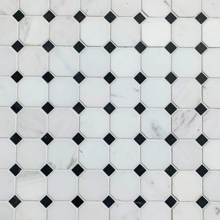 marmormosaik i carrara med svarta inlägg på golvet