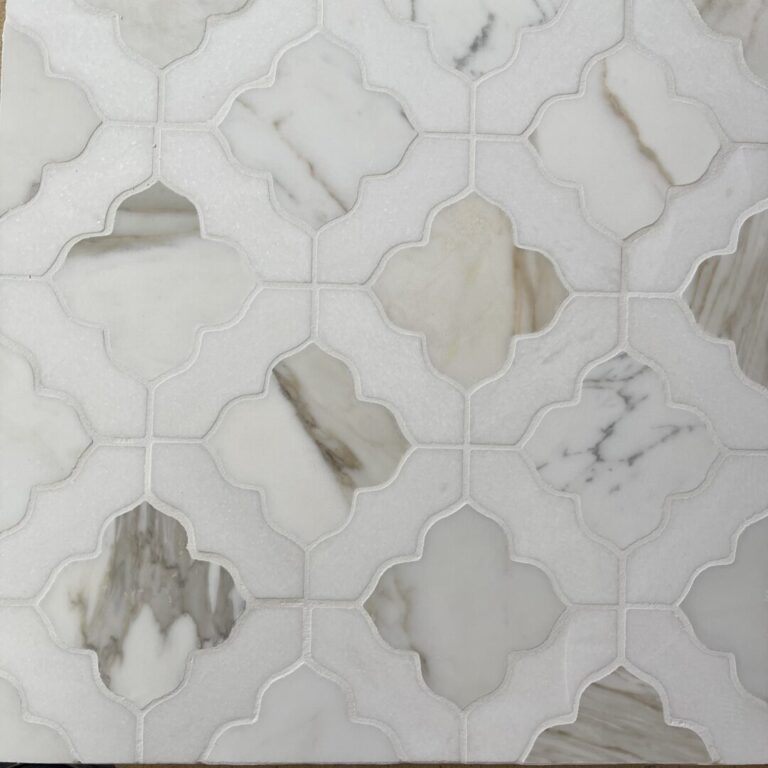 mosaik i calacattamarmor i blommönster