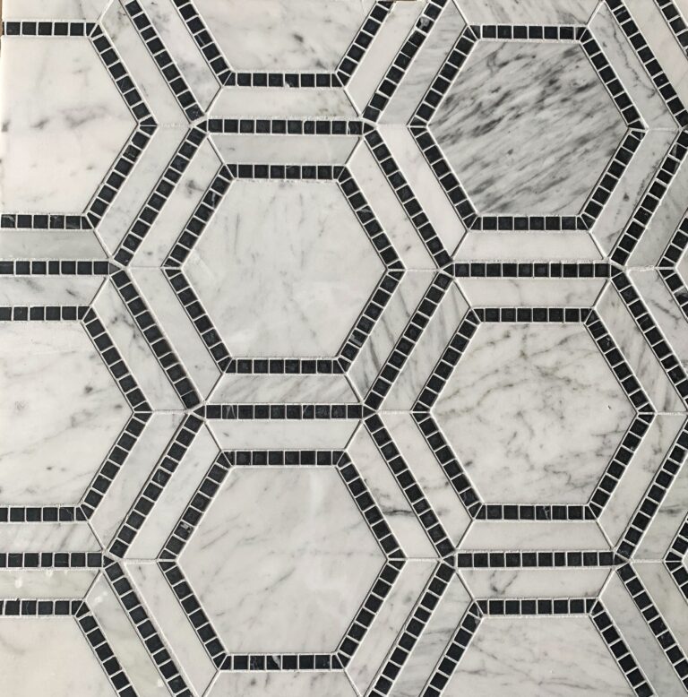 marmormosaik i form av hexagoner i carrara och svart marmor