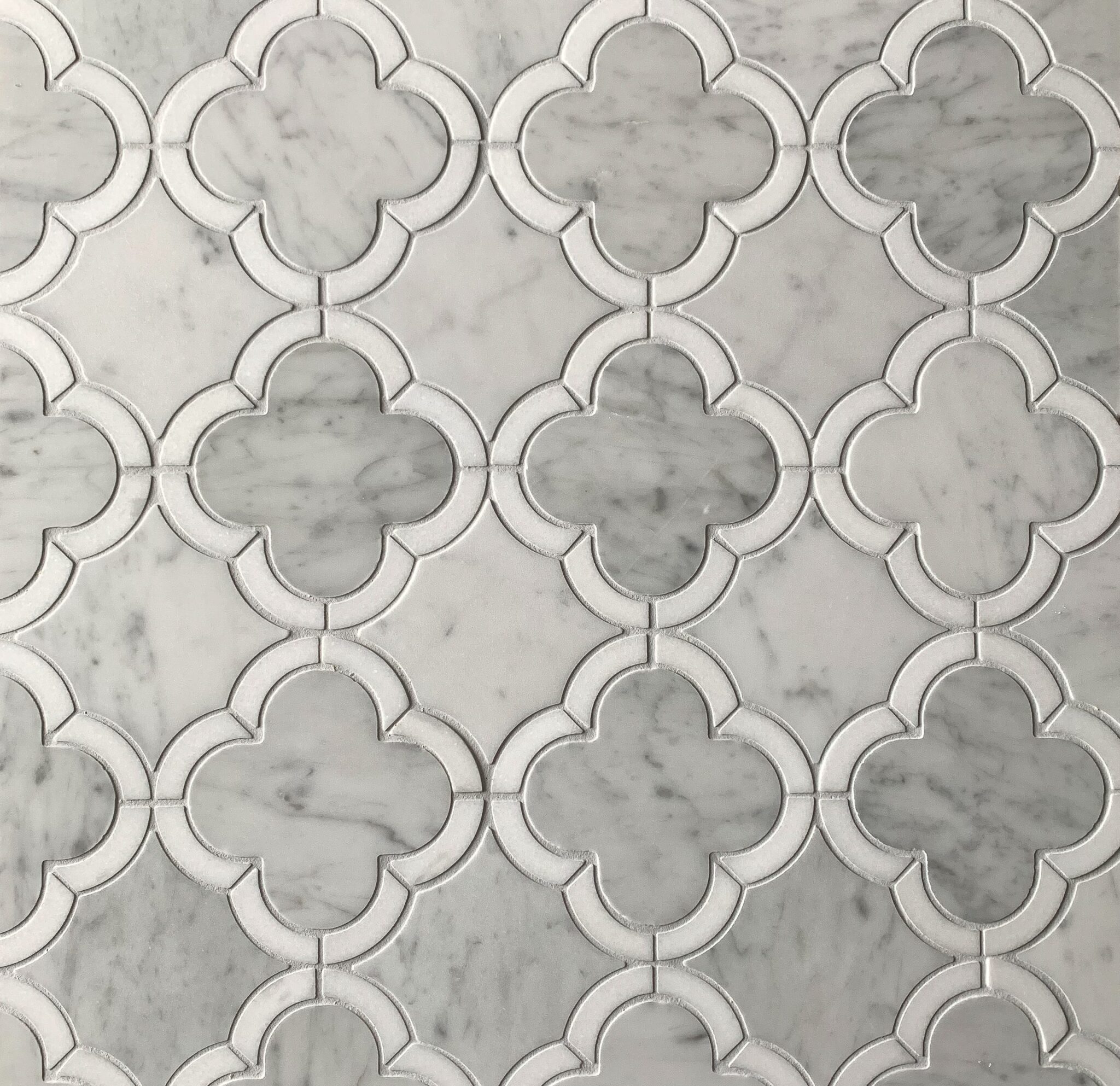 marmormosaik i carrara och vit marmor i blommönster