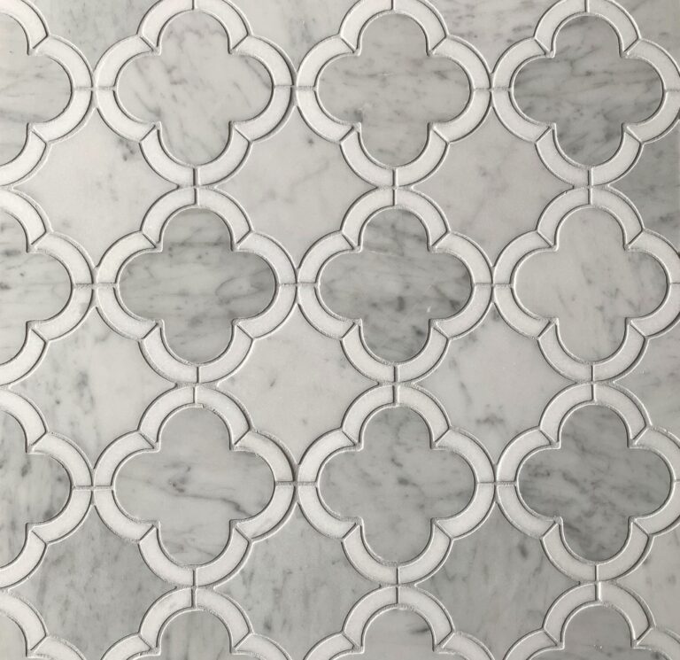 marmormosaik i carrara och vit marmor i blommönster