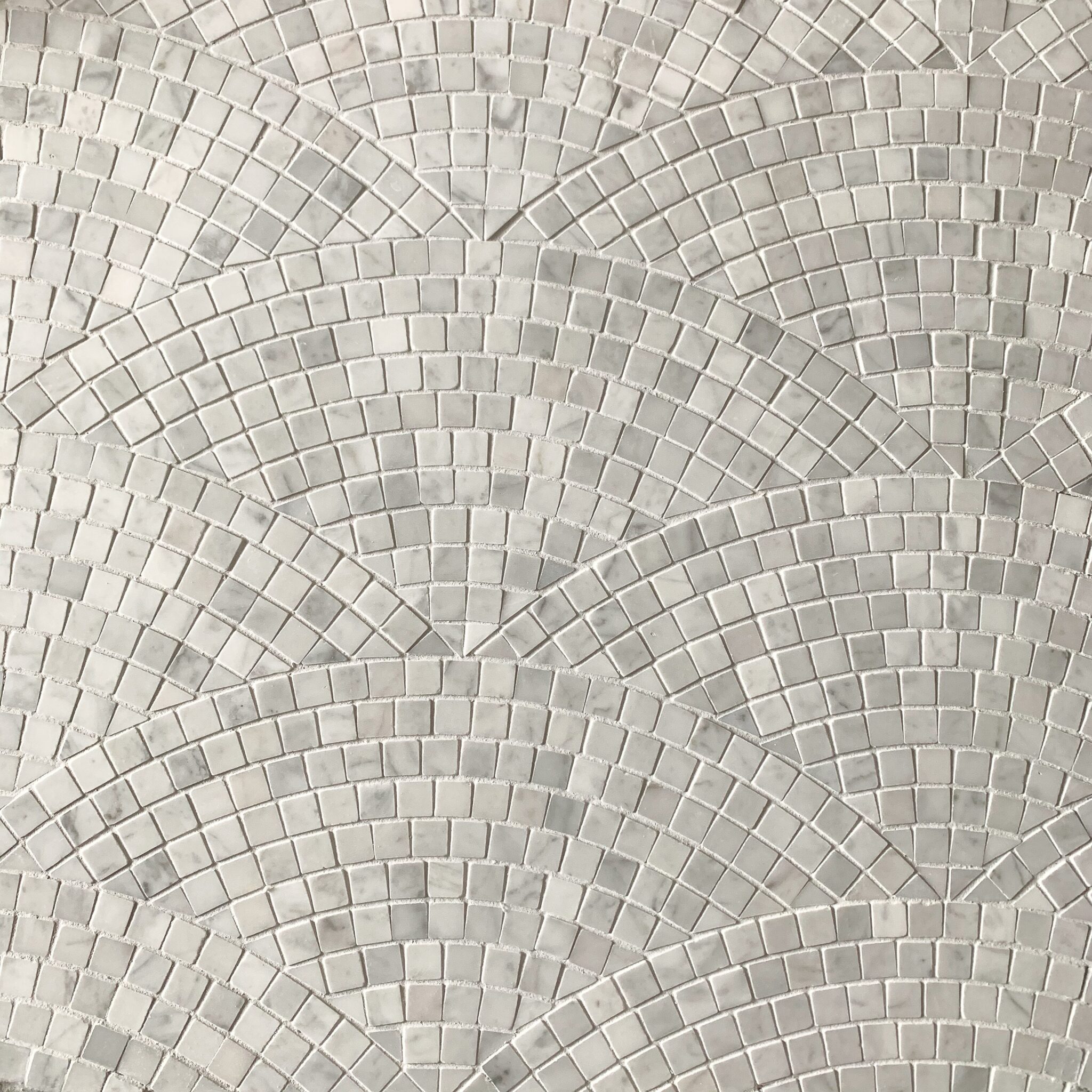 marmormosaik i carrara i solfjädermönster